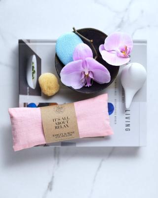 Расслабляющая подушечка на глаза с лепестками роз.