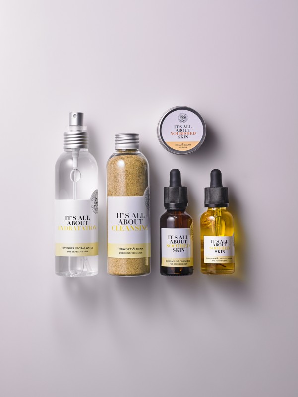 Большой косметический сет для чувствительной кожи в подарочной упаковке "It's all about soothed skin"