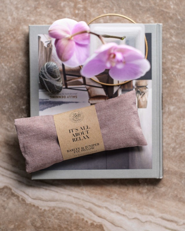 Расслабляющая подушечка на глаза с можжевельником.