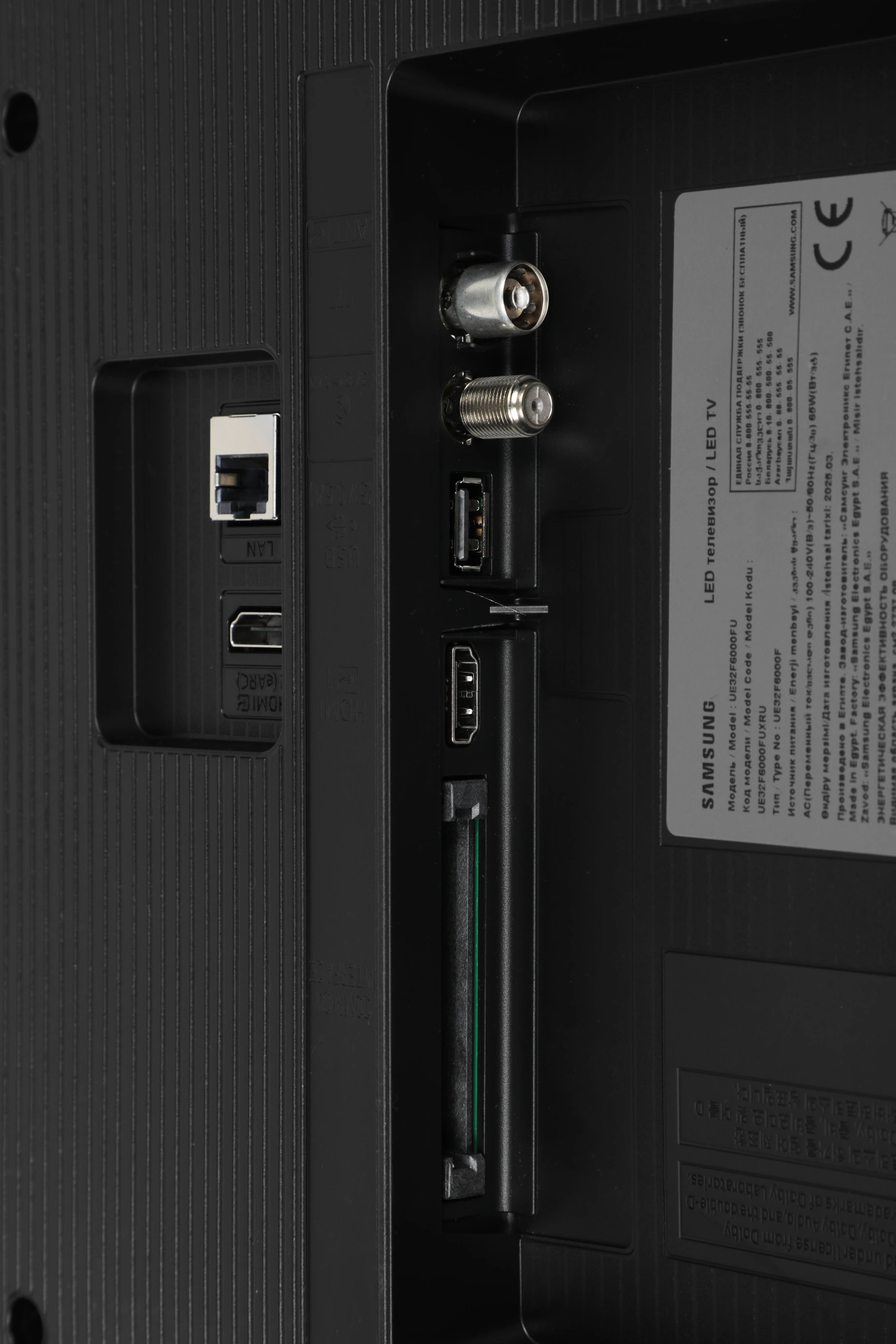 Samsung 32" UE32F6000FUXRU черный {FULL HD 60Hz DVB-T2 DVB-C DVB-S2 3D USB WiFi Smart TV}