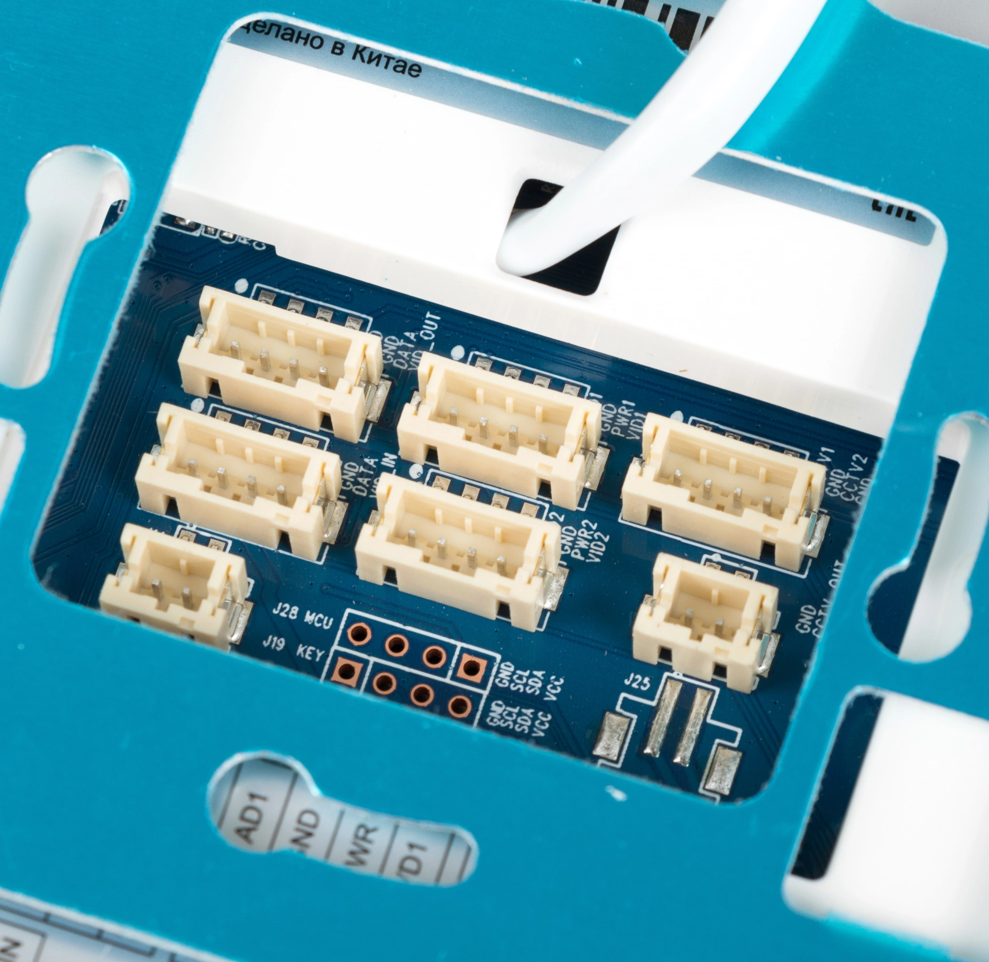 Falcon Eye Cosmo Видеодомофон: дисплей 7" TFT; механические кнопки; подключение до 2-х вызывных панелей ; OSD меню; интерком до 4 мониторов; питание AC 220В (встроенный БП)