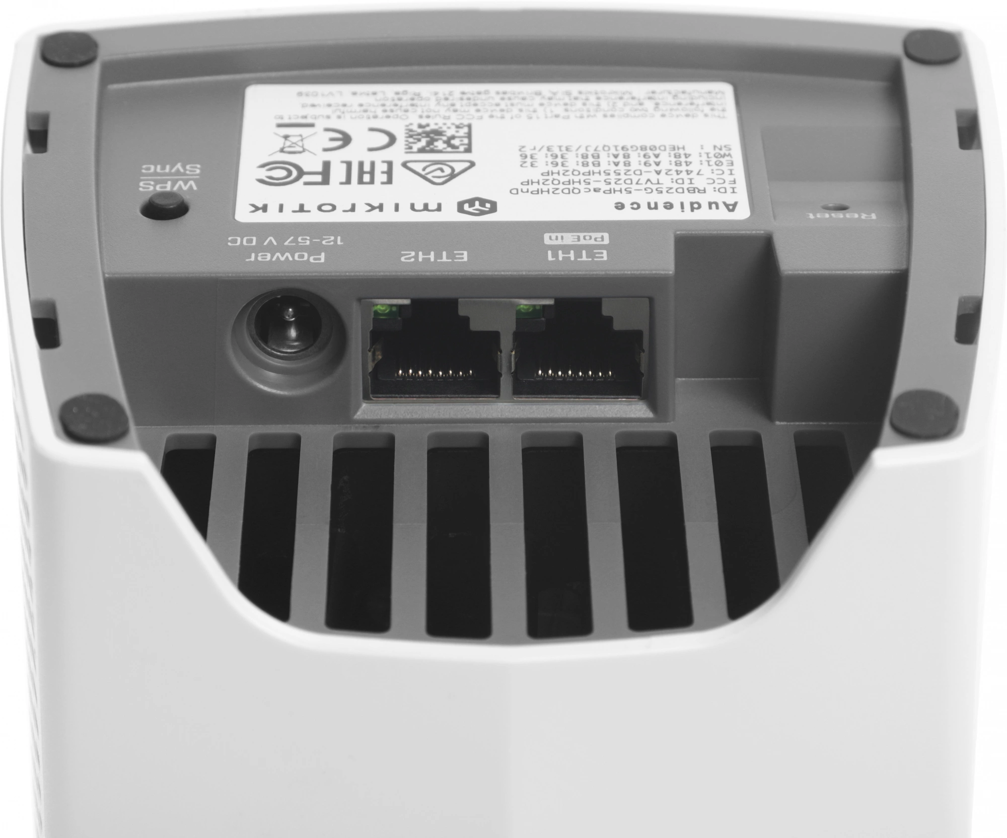 MikroTik RBD25G-5HPacQD2HPnD Mesh-точка доступа Audience, 3 диапазона, 802.11ac, 256MB RAM, 2x Gigabit LAN