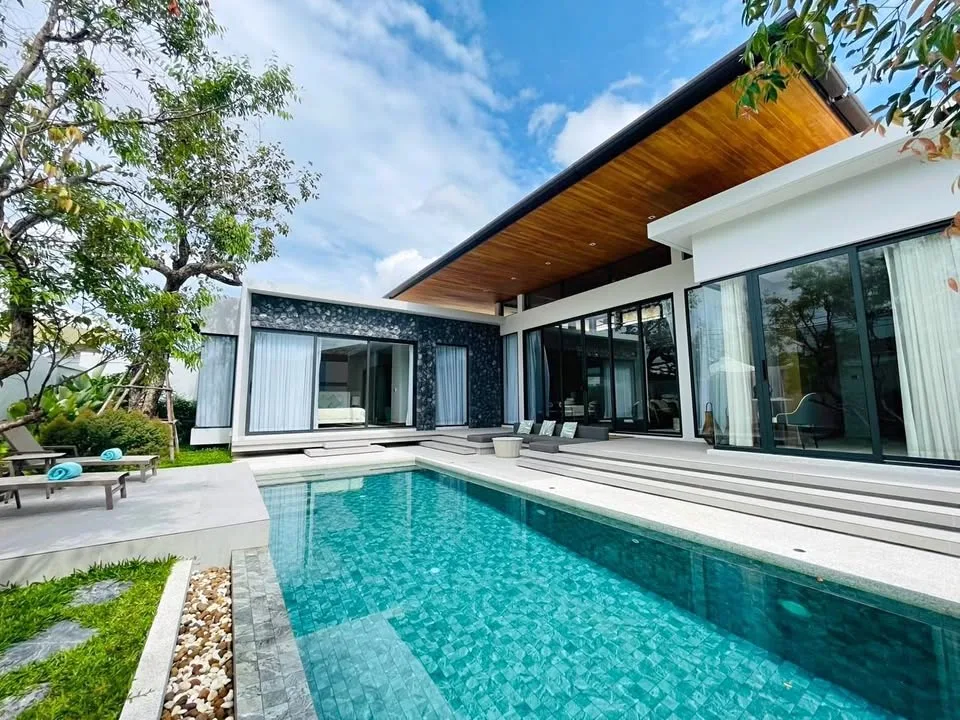 Современная вилла лофт с бассейном и 3 спальнями рядом с Blue Tree Phuket