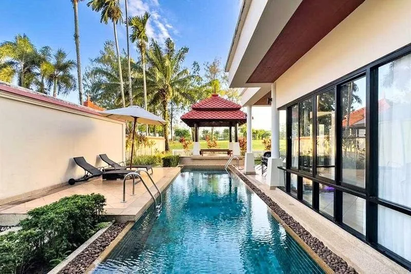 Вилла с 4 спальнями и 4 ванными и частным бассейном в Laguna Fairway