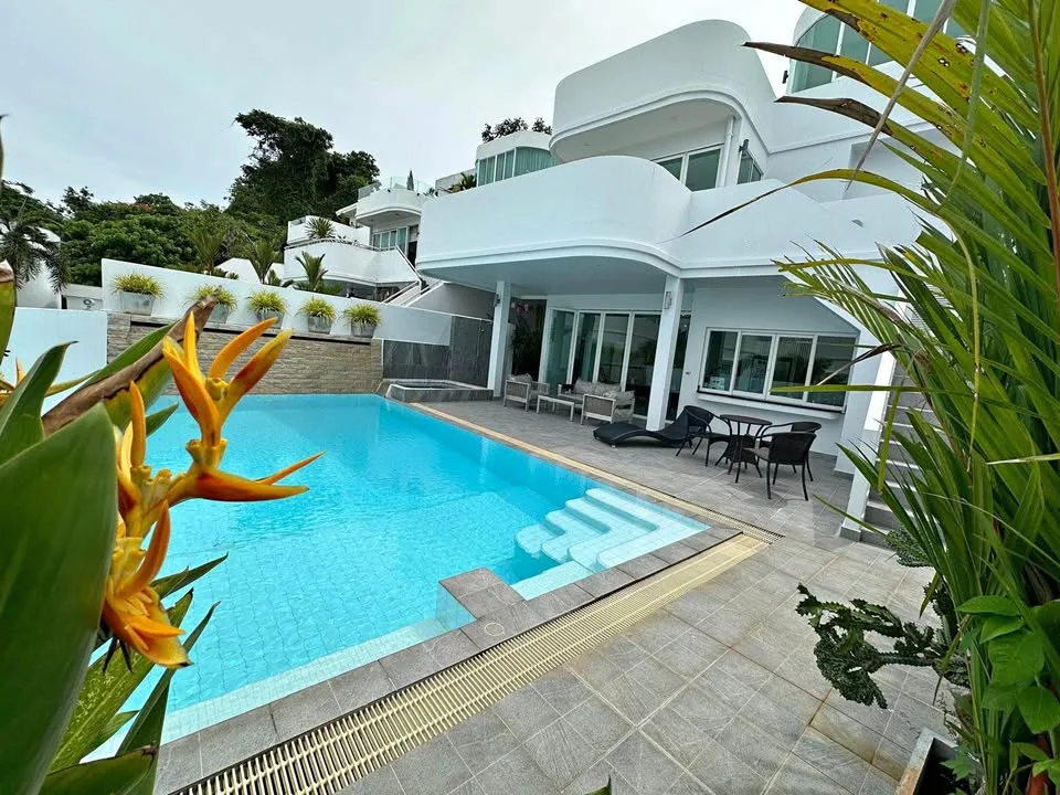 Просторная вилла с 4 спальнями и приватным бассейном в Baan Chalong Residences