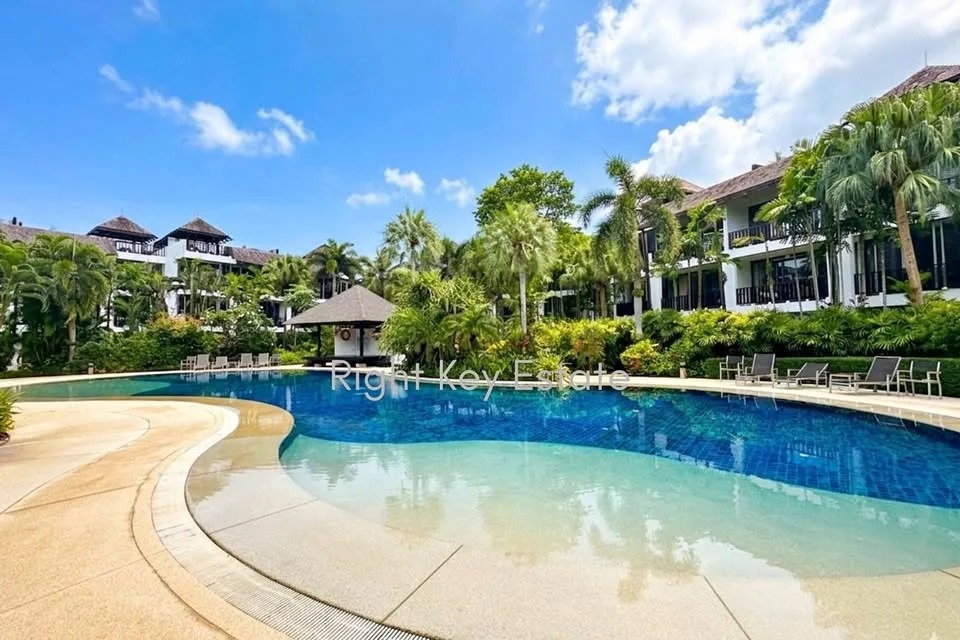 2-комнатная квартира с видом на бассейн в Bangtao Beach Garden