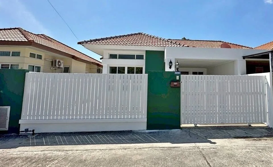 Свободный таунхаус 3 спальни, 2 ванны в Villa Chaofa 2, Пхукет Таун