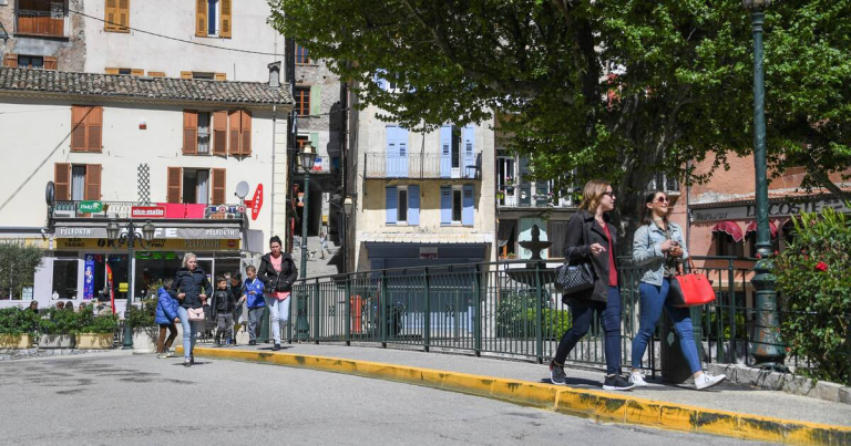 «100 kilos de feuilles, ça peut boucher l’habitat» : à Puget-Théniers, les balayeurs municipaux accusés de jeter les déchets dans la nature