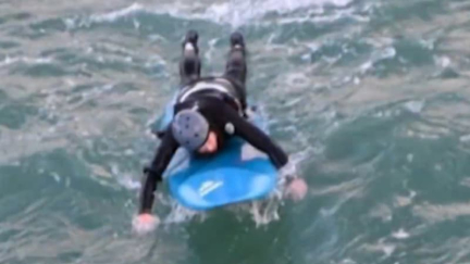 16 heures accroché à sa planche à voile en pleine tempête... l'histoire complètement folle d'un véliplanchiste miraculé