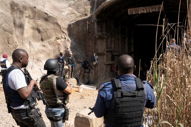 4 500 mineurs illégaux coincés sous terre et assiégés par la police