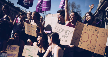 8 mars : des dizaines de milliers de manifestants ont marché pour les droits des femmes