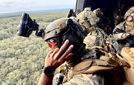 À bord d'un hélicoptère Puma avec les commandos parachutistes pour un exercice de sauvetage au combat