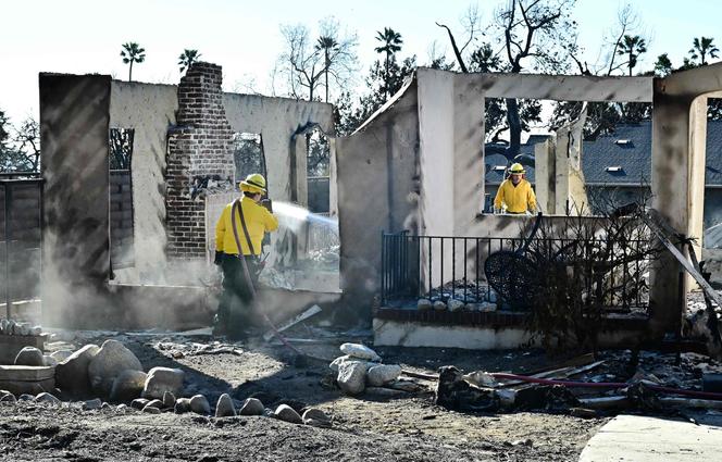 A Los Angeles, le dur combat des pompiers contre le vent « vraiment dingue » qui attise les flammes