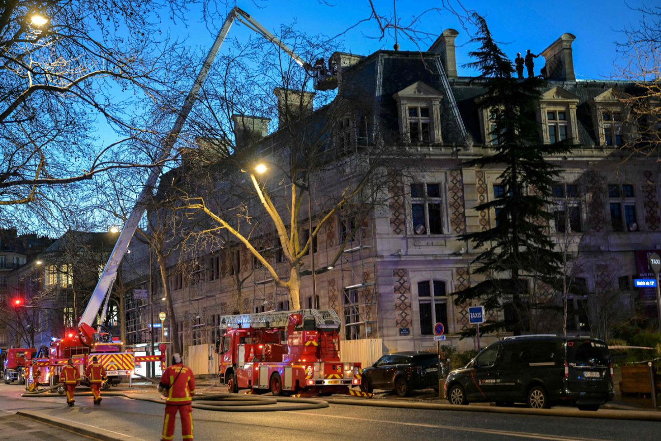 A Paris, la mairie du 12ᵉ arrondissement et son campanile touchés par un spectaculaire incendie