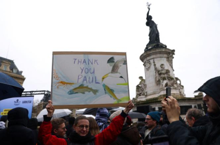 A Paris, Paul Watson se dit déterminé à « mettre fin à la chasse baleinière d’une manière ou d’une autre »