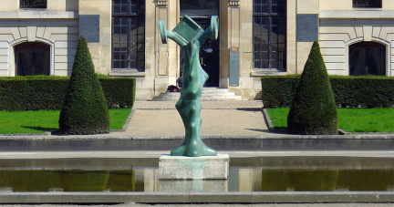 A Polytechnique, discorde autour de la disparition d’une sculpture de l’artiste surréaliste Meret Oppenheim