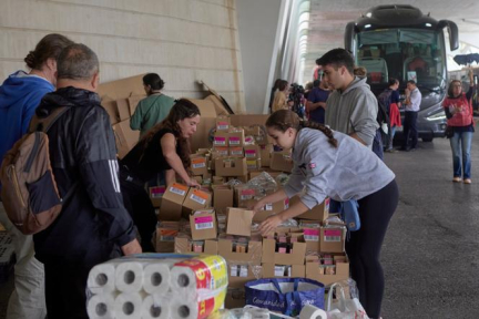 A Valence, la leçon de solidarité des jeunes Espagnols