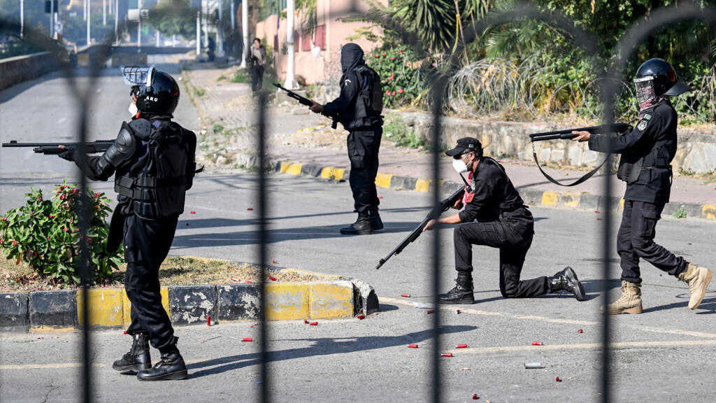 Almost 1,000 arrested as Pakistani police crack down on pro-Khan march