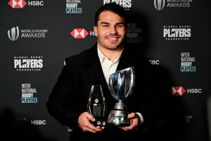 Antoine Dupont élu meilleur joueur du monde de rugby à VII : « La vraie incongruité est surtout qu’il n’ait pas remporté de trophée lié à ses performances à XV »