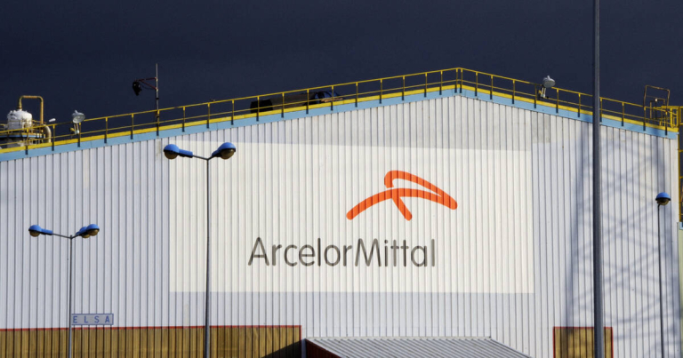 ArcelorMittal met en pause ses projets de décarbonation à Dunkerque, le secteur durcit son bras de fer avec l’UE