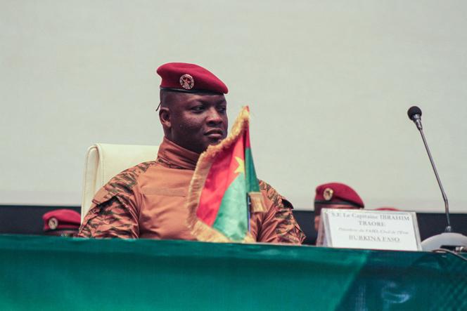 Au Burkina Faso, le chef de la junte limoge le premier ministre et dissout le gouvernement