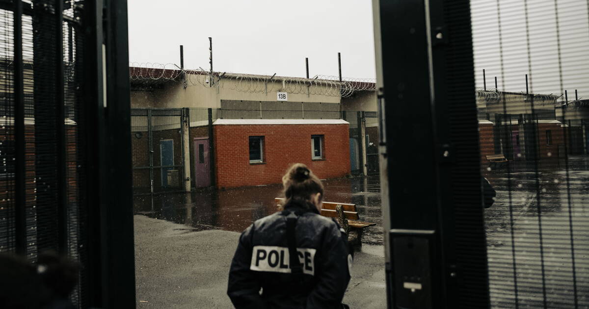 Au centre de rétention administrative du Mesnil-Amelot, «on est comme des oiseaux dans une cage»