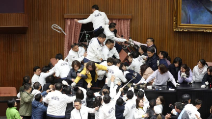 Barricades, jets d'eau: scènes de chaos au parlement de Taïwan autour de lois accusées de "nuire" à la démocratie