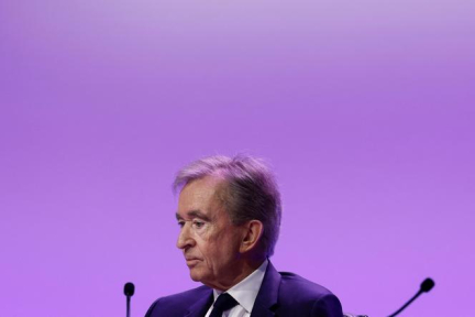 Bernard Arnault critique le projet de surtaxe des entreprises françaises, le gouvernement dit « comprendre sa colère », mais justifie la mesure