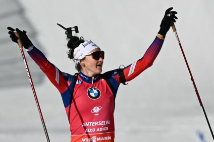 Biathlon : Lou Jeanmonnot enchaîne les succès à Antholz en s’adjugeant la poursuite, les Bleus l’emportent en relais