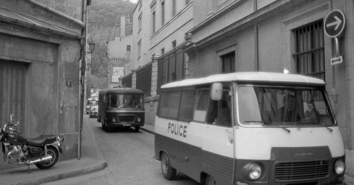 «Bleus, Blancs, Rouges», la France de Giscard découpée au scalpel