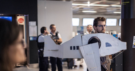 «Ça me met en colère» : ces jeunes culpabilisés de prendre l’avion à Noël face à la flambée des prix du train