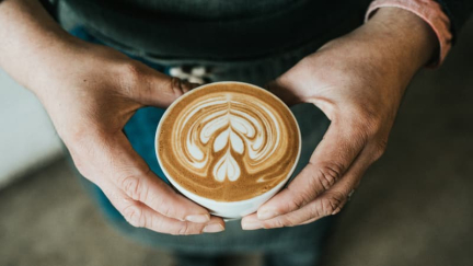 Café sourcé, carte variée... Comment les coffees shop gagnent du terrain sur les bistrots parisiens