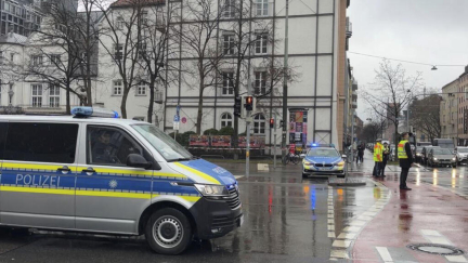 Car drives into crowd in Munich, several injured