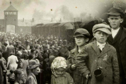 Ce que montrent (et cachent) les rares photographies d’Auschwitz