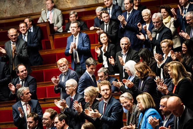 Censure du gouvernement Barnier : après l’échec du « socle commun » avec la droite, les macronistes se tournent vers les socialistes