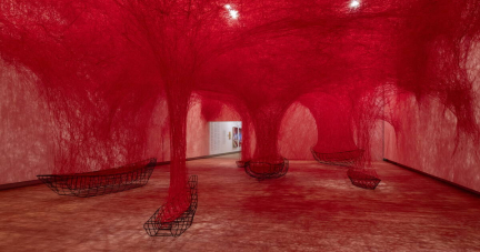 Chiharu Shiota prend le Grand Palais à brin le corps