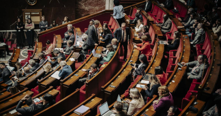 Chute du gouvernement : pour Macron et les socialistes, des sujets à risque