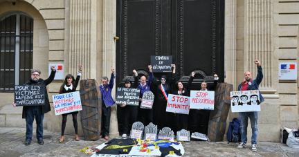 «Combien de Bétharram ?» : cercueils et scène de crime devant le ministère de l’Education