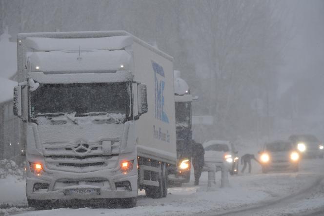 Coupures d’électricité, fortes chutes de neige… La tempête Caetano traverse la France vers l’est