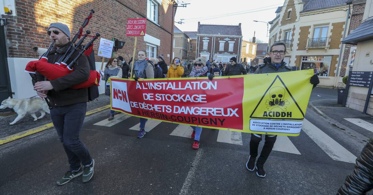 Dans le Pas-de-Calais, des centaines de personnes manifestent contre un projet de stockage de déchets dangereux