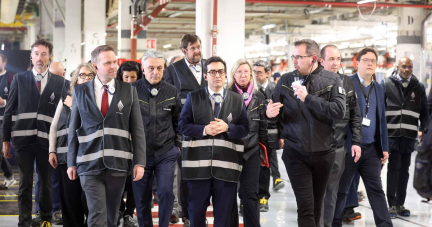 Dans l’usine de Douai, le patron de Renault dit merci au gouvernement français et son commissaire