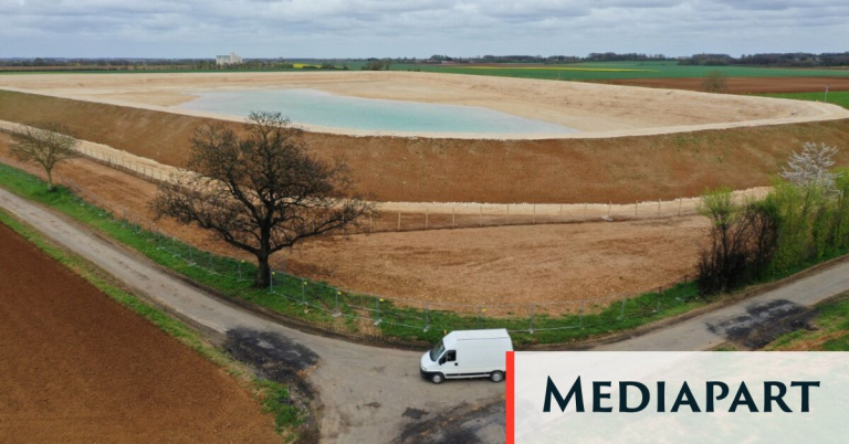 Des agriculteurs continuent de remplir la mégabassine de Sainte-Soline malgré son interdiction par la justice