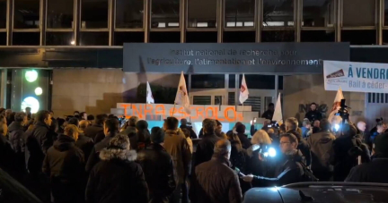 Des agriculteurs manifestent dans Paris et murent l’entrée de l’Institut national de la recherche agronomique