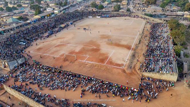 des dizaines de morts dans des heurts lors d’un match de foot, selon des médecins