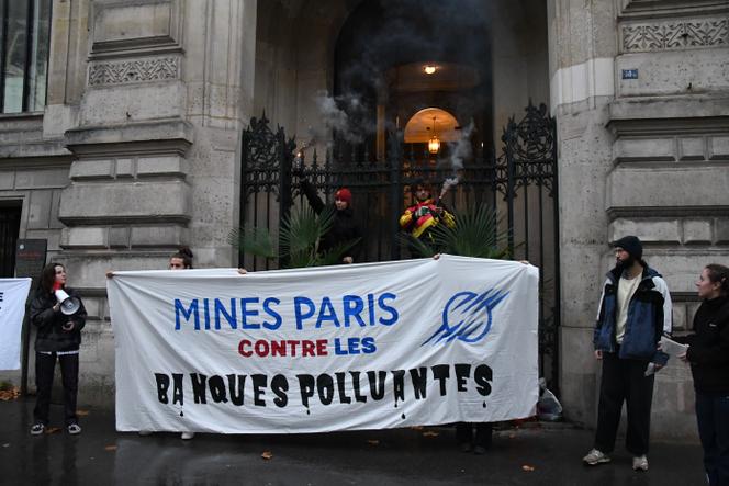 Des étudiants des Mines, de Sciences Po Paris ou de HEC questionnent la place des banques « polluantes » et « climaticides » dans leurs écoles