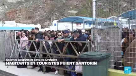 Des milliers d'habitants fuient l'île de Santorin frappée par des séismes à répétition