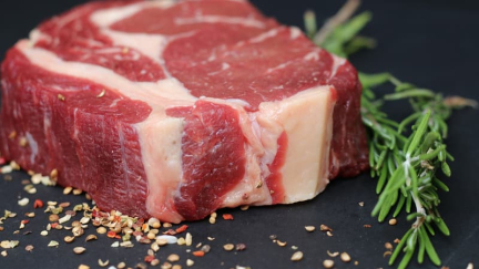 Des steaks de bœuf vendus chez Carrefour rappelés pour des emballages défectueux