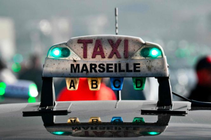 Des taxis bloquent la circulation dans une trentaine de départements pour protester contre les nouveaux tarifs des transports de patients