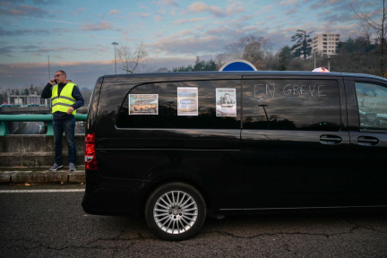 Des taxis manifestent à Paris et autour de Lyon pour protester contre une tarification à la baisse du transport de patients