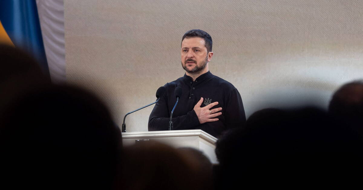 «Désolé, je ne suis pas en costume» : Zelensky s’excuse avec humour lors d’une cérémonie à Kyiv, référence au clash à la Maison Blanche